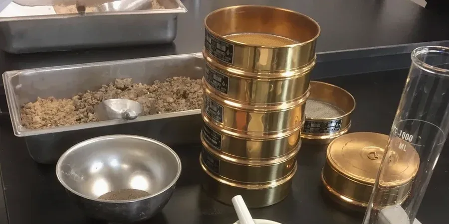 Korngrößenanalyse (Siebung + Hydrometer) in Grevenbroich – Präzise Korngrößenverteilung für Ihren Baugrund